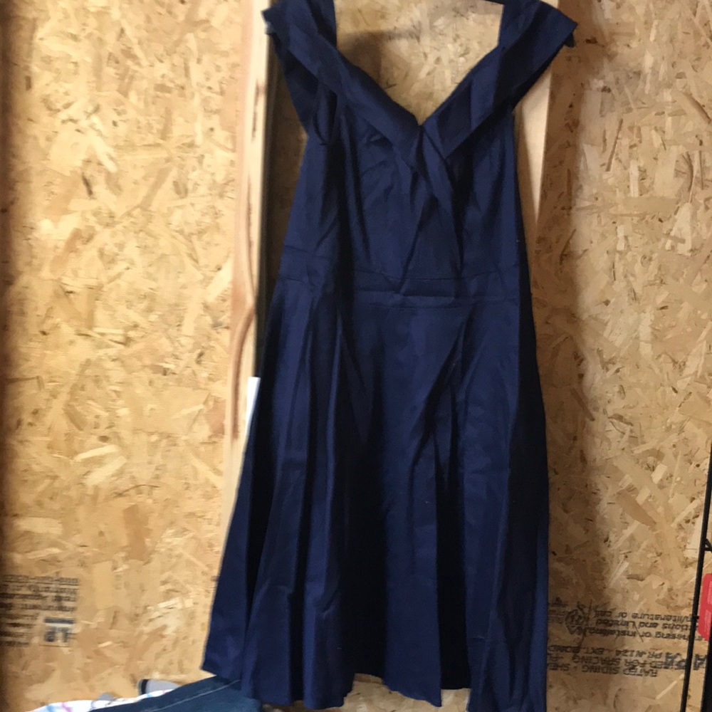 DUO DUO dress;v-neck/back.Collar around neckline&folds. Waist down dress a-lined